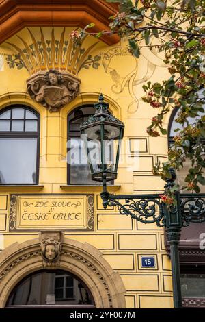 Lampe vor der gelben Fassade des Hauses am tschechischen Adler (Dům U České orlice) in der Celetná Straße, Stare Mesto, Prager Stadtzentrum, Tschechien Stockfoto