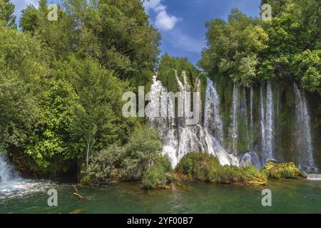 Roski Slap ist ein großer Wasserfall im Krka-Nationalpark, Kroatien, Europa Stockfoto