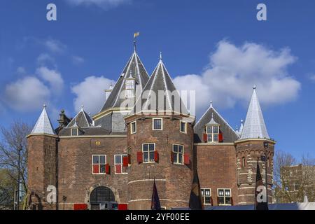 Das Waag (Wiegehaus) ist ein Gebäude aus dem 15.. Jahrhundert am Nieuwmarkt in Amsterdam, Niederlande Stockfoto