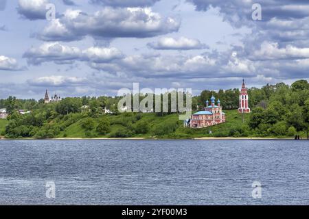 Blick auf die Ufer der Wolga mit Kirchen in Tutajew, Russland, Europa Stockfoto