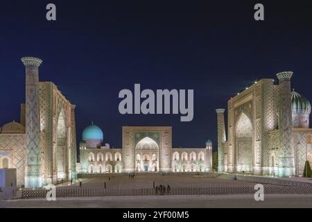 Registan-Platz im historischen Zentrum von Samarkand, Usbekistan. Abends Stockfoto