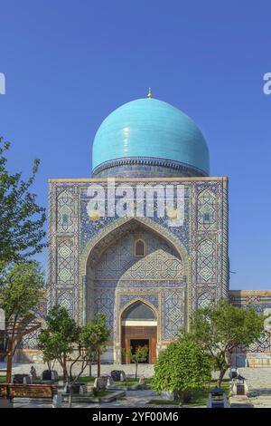 Innenhof von Tilya Kori Madrasa mit Gebetssaal Kuppel, Samarkand, Usbekistan, Asien Stockfoto