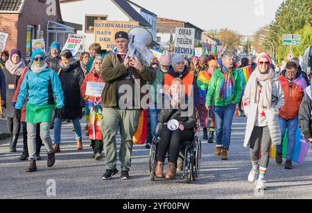 Henstedt Ulzburg, Deutschland. November 2024. Teilnehmer einer Demonstration gegen die Landesparteikonferenz der AfD Schleswig-Holstein im Gemeindezentrum sind auf einer Straße. Quelle: Georg Wendt/dpa/Alamy Live News Stockfoto