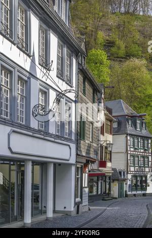 Straße mit historischen Häusern in Monschau, Deutschland, Europa Stockfoto