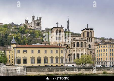 Blick auf die Kathedrale von Lyon und die Basilika Notre-Dame de Fourviere vom Fluss Saone, Frankreich, Europa Stockfoto