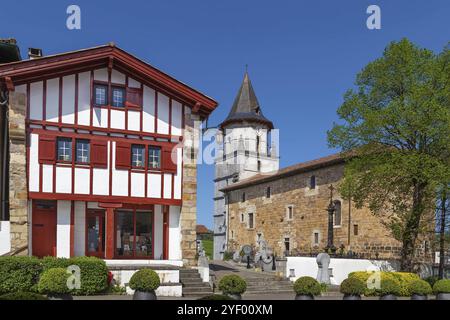 Die Kirche unserer Lieben Frau von der Himmelfahrt wurde im 13. Jahrhundert in Ainhoa, Frankreich, Europa erbaut Stockfoto