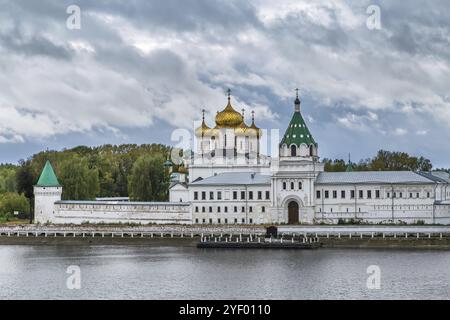 Das Kloster Ipatiev ist ein männliches Kloster am Ufer des Flusses Kostroma, gegenüber der Stadt Kostroma, Russland, Europa Stockfoto