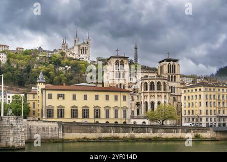 Blick auf die Kathedrale von Lyon und die Basilika Notre-Dame de Fourviere vom Fluss Saone, Frankreich, Europa Stockfoto