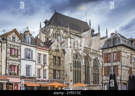 Straße mit historischen Fachwerkhäusern in Troyes, Frankreich, Europa Stockfoto