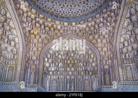 Innenraum des Mausoleums im Komplex Shahi Zinda in Samarkand, Usbekistan, Asien Stockfoto