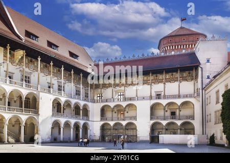 Die Stufenarkaden Sigismund I. des Alten im italienischen Renaissance-Hof im Schloss Wawel, Krakau, Polen, Europa Stockfoto