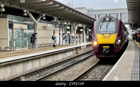 Die East Midlands Railway (EMR) Class 222 Meridian Nummer 222006 fährt auf dem Weg nach London St Pancras in die Derby Station. Stockfoto