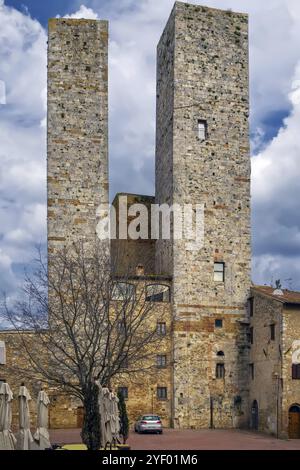 Torri dei Salvucci ist Twin Towers in San Gimignano, Italien, Europa Stockfoto