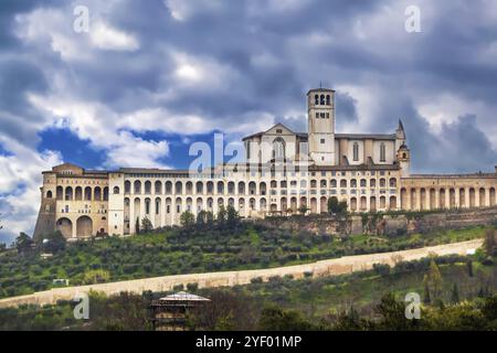 Die päpstliche Basilika St. Franziskus von Assisi ist die Mutterkirche des römisch-katholischen Franziskanerordens in Assisi, Italien, Europa Stockfoto