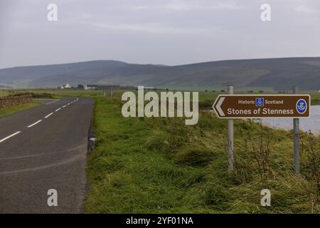 Wegweiser, Straßenschilder, Stones of Stenness Circle and Henge, Steinkreis und Henge, neolithisches Denkmal, UNESCO-Weltkulturerbe, Festland, Orkney Isl Stockfoto