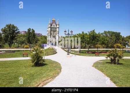 Europa Park in Torrejon de Ardoz, Madrid, Spanien. Es ist ein urbaner Park, in dem mit seinen hochgelegenen Denkmälern die berühmtesten europäischen Wahrzeichen repräsentiert werden Stockfoto