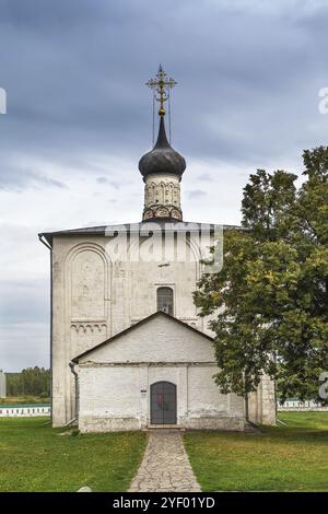 Die Kirche Boris und Gleb ist eine 1152 auf Befehl von Prinz Juri Dolgoruky erbaute Kirche in Kideksha, Russland. Blick von der Apsis Stockfoto