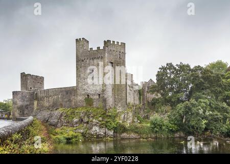 Cahir Castle ist eine der größten Burgen Irlands und befindet sich auf einer Insel im Fluss Suir. Sie wurde ab 1142 erbaut Stockfoto