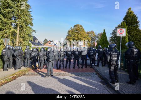 Henstedt Ulzburg, Deutschland. November 2024. Polizeibeamte stehen auf einer Straße während einer Demonstration gegen die AfD auf der Landesparteikonferenz der AfD Schleswig-Holstein. Quelle: Georg Wendt/dpa/Alamy Live News Stockfoto