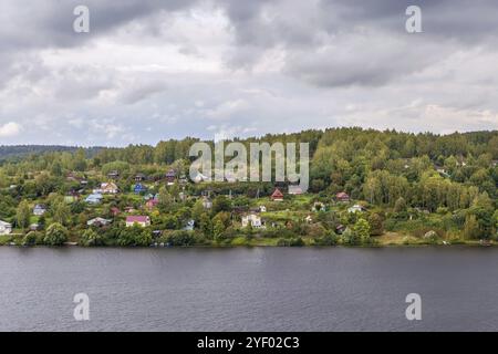 Dorf am Ufer der Wolga vor Plyos, Russland, Europa Stockfoto