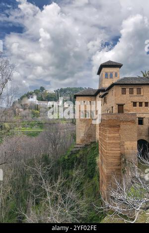 Damenturm (Torre de las Damas) im Alhambra-Palast, Granada, Spanien, Europa Stockfoto