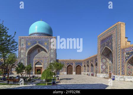 Innenhof von Tilya Kori Madrasa mit Gebetssaal Kuppel, Samarkand, Usbekistan, Asien Stockfoto