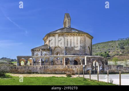 Die Kirche Santa Maria of Eunate ist eine romanische Kirche aus dem 12. Jahrhundert, die etwa 2 km südöstlich von Muruzabal in Navarra, Spanien, Europa, liegt Stockfoto