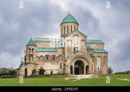 Die Kathedrale von Kutaisi, besser bekannt als die Kathedrale von Bagrati, ist eine Kathedrale aus dem 11. Jahrhundert in der Stadt Kutaisi in Georgien, Asien Stockfoto