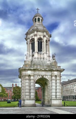 Campanile of Trinity College Dublin ist ein Glockenturm und eines der berühmtesten Wahrzeichen Irlands und Europas Stockfoto