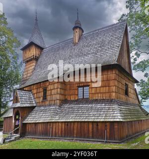 Die St. Michael Erzengelkirche ist eine gotische Holzkirche im Dorf Debno aus dem 15. Jahrhundert in Polen, Europa Stockfoto