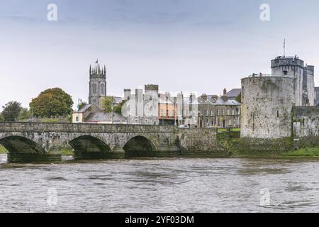 Blick auf King John's Castle und Brücke vom Shannon River, Limerick, Irland, Europa Stockfoto