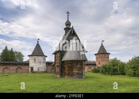 Mauer und Turm im Kloster Erzengel Michael, Jurjew-Polski, Russland, Europa Stockfoto