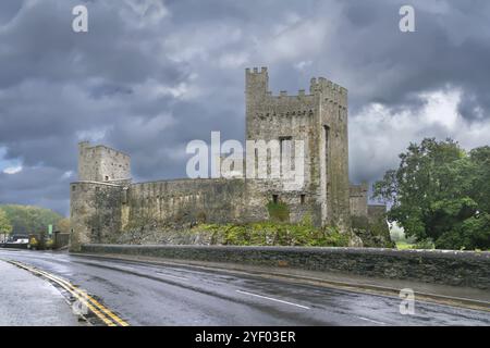 Cahir Castle ist eine der größten Burgen in Irland und befindet sich auf einer Insel im Fluss Suir Stockfoto