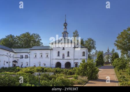 Das Kloster Himmelfahrt Kosmin im Dorf Nebyloye, Russland. Kirche St. Nikolaus Stockfoto