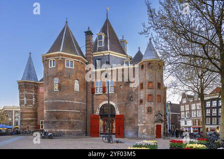 Das Waag (Wiegehaus) ist ein Gebäude aus dem 15.. Jahrhundert am Nieuwmarkt in Amsterdam, Niederlande Stockfoto