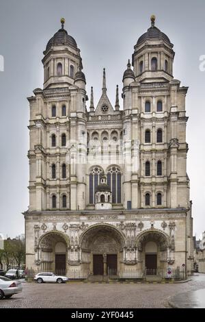 Kirche Saint Michel aus dem 16. Jahrhundert in Dijon, Frankreich. Fassade Stockfoto