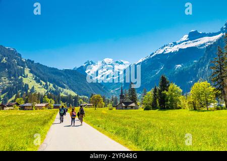 Touristen, Blick auf die Berge und die Marienkirche in Kandersteg, Schweiz Stockfoto