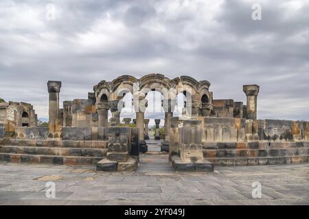 Die Kathedrale von Zvartnots ist eine armenische Kathedrale aus dem 7. Jahrhundert in Vagharshapat, Armenien, Asien Stockfoto