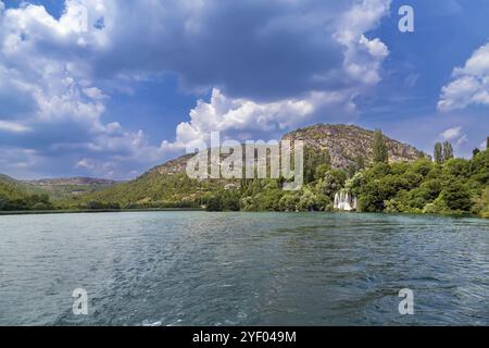 Roski Slap ist ein großer Wasserfall im Krka-Nationalpark, Kroatien, Europa Stockfoto