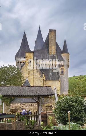 Chateau de Clerans hat ein schönes Schieferdach mit Türmen und Ziersteinarbeiten, Saint-Leon-sur-Vezere, Dordogne, Frankreich, Europa Stockfoto