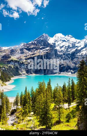 Malerischer Blick auf den See Oeschinen (Oeschinensee) und den Berg Blüemlisalp, Schweiz Stockfoto