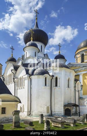 Himmelfahrt-Kathedrale im Kloster der Heiligen Dormition, Staritsa, Russland, Europa Stockfoto