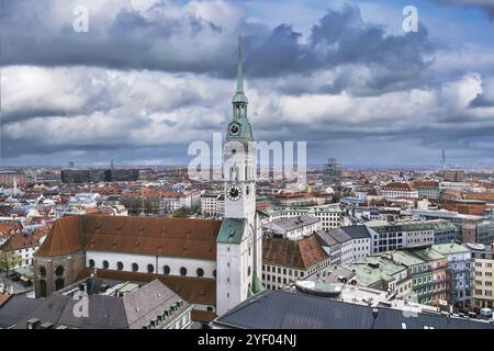 Die St.-Peter-Kirche ist eine römisch-katholische Kirche in der Innenstadt von München. Blick vom neuen Rathausturm Stockfoto