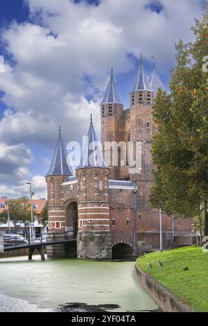 Amsterdamse Poort ist ein altes Stadttor von Haarlem in den Niederlanden Stockfoto