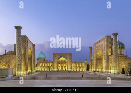 Registan-Platz im historischen Zentrum von Samarkand, Usbekistan. Sonnenuntergang Stockfoto