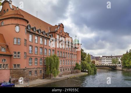 Uferböschung des Ill-Flusses im Stadtzentrum von Straßburg, Elsass, Frankreich, Europa Stockfoto