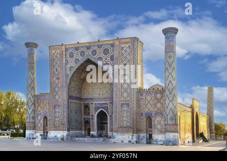 Sher-Dor Madrasa ist eine islamische Schule aus dem 17. Jahrhundert im historischen Zentrum von Samarkand, Usbekistan, Asien Stockfoto