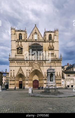 Die Kathedrale von Lyon ist eine römisch-katholische Kirche am Place Saint-Jean in Lyon, Frankreich, Europa Stockfoto