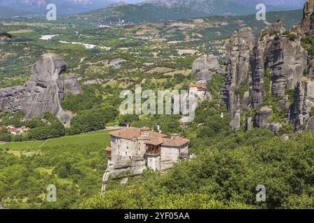 Landschaft mit Rousanou, den Nikolaos und den Großen Meteoronklöstern in Meteora, Griechenland, Europa Stockfoto