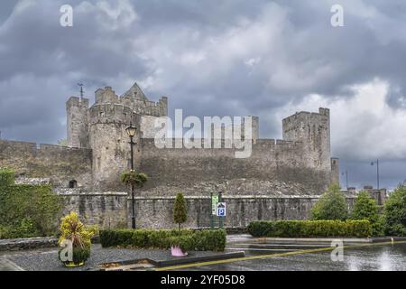 Cahir Castle ist eine der größten Burgen in Irland und befindet sich auf einer Insel im Fluss Suir Stockfoto